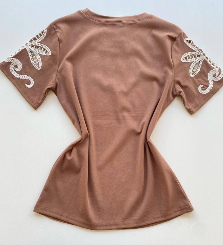 T-shirt Feminina Sandy Manga Curta com Detalhes Bordados Marrom - Fernanda Ramos Store