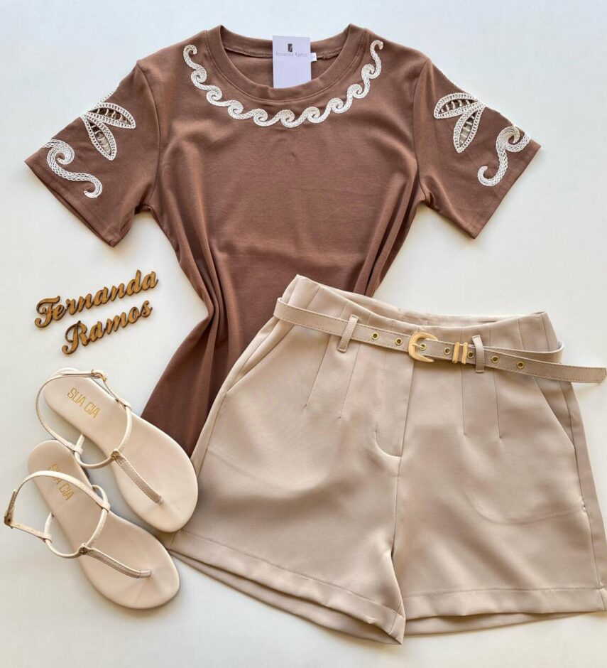 T-shirt Feminina Sandy Manga Curta com Detalhes Bordados Marrom - Fernanda Ramos Store