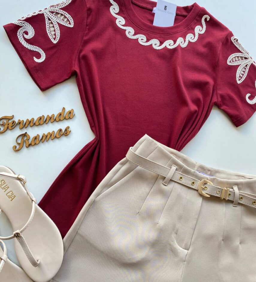 T-shirt Feminina Sandy Manga Curta com Detalhes Bordados Marsala - Fernanda Ramos Store