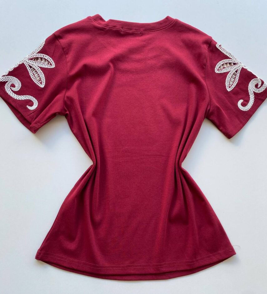 T-shirt Feminina Sandy Manga Curta com Detalhes Bordados Marsala - Fernanda Ramos Store