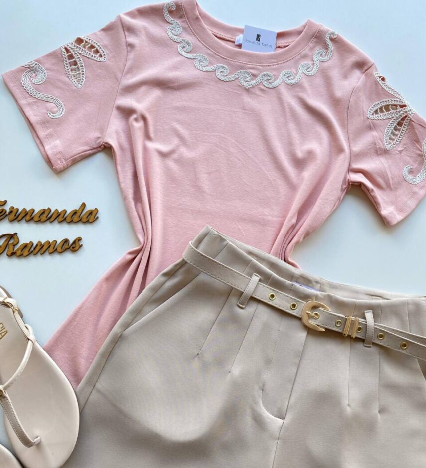 T-shirt Feminina Sandy Manga Curta com Detalhes Bordados Rosa - Fernanda Ramos Store