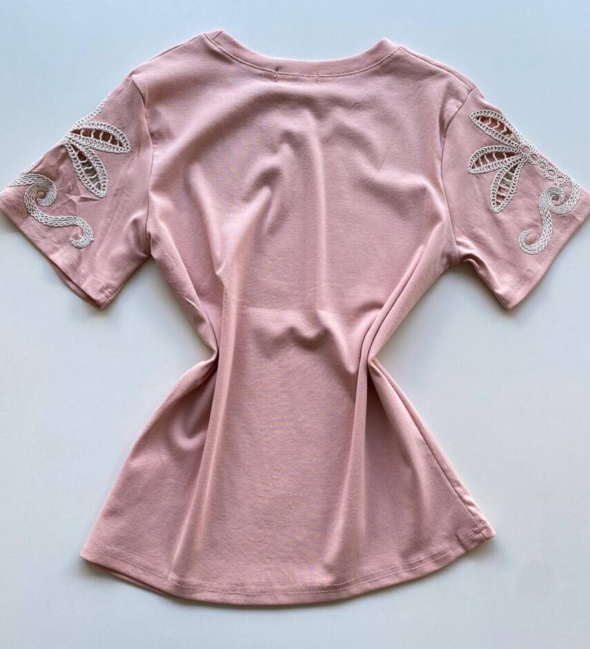 T-shirt Feminina Sandy Manga Curta com Detalhes Bordados Rosa - Fernanda Ramos Store