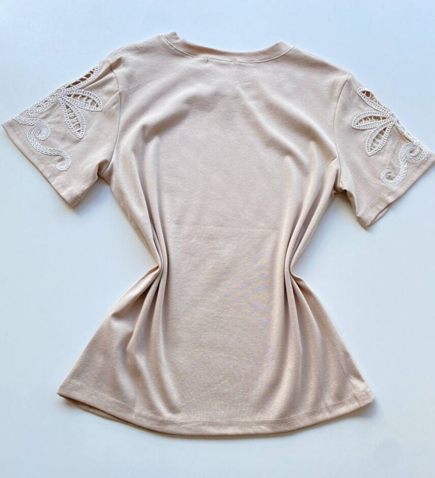 T-shirt Feminina Sandy Manga Curta com Detalhes Bordados Bege - Fernanda Ramos Store