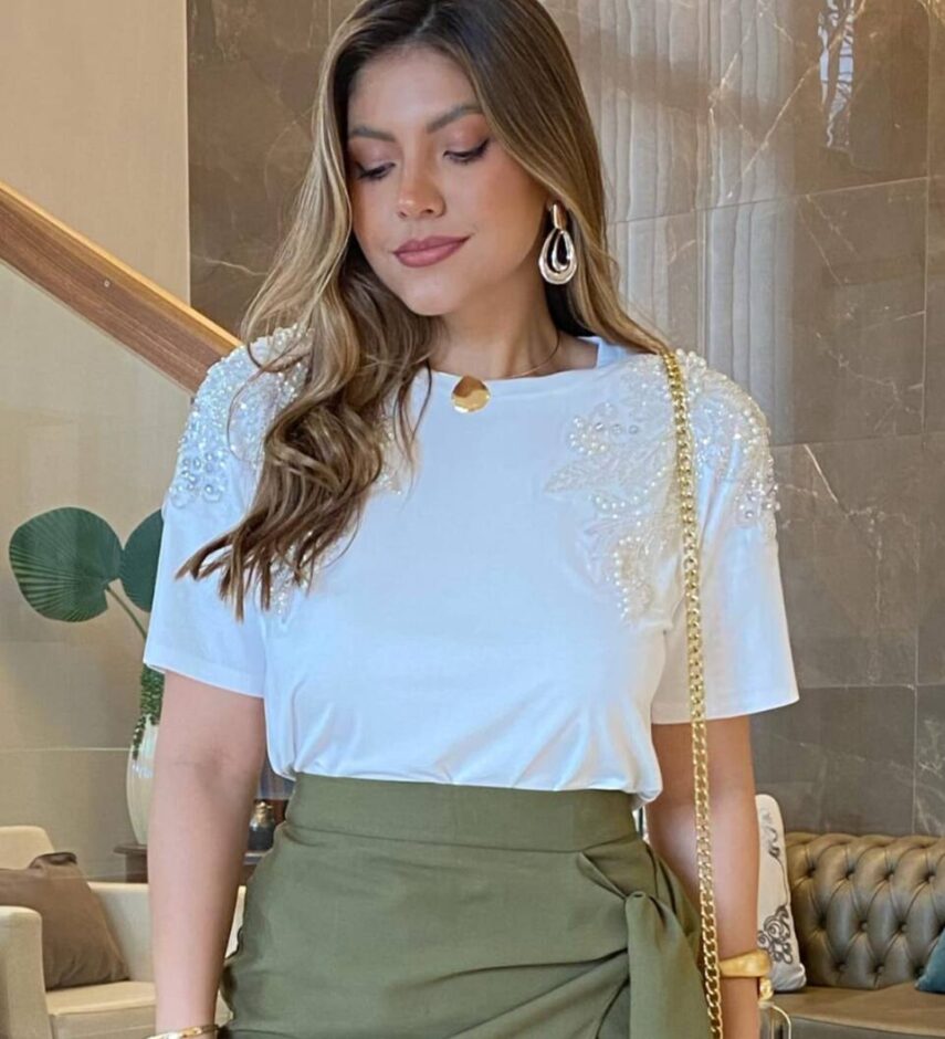 T-shirt Feminina Tayla Manga Curta Detalhe Floral Bordado Branca - Fernanda Ramos Store