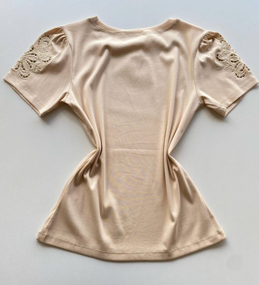 T-shirt Feminina Thais Manga Curta com Detalhes Bege - Fernanda Ramos Store