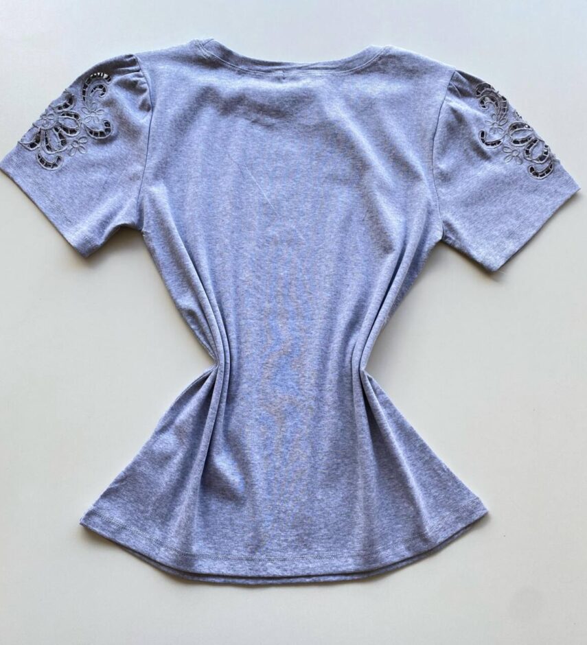 T-shirt Feminina Thais Manga Curta com Detalhes Cinza Claro - Fernanda Ramos Store