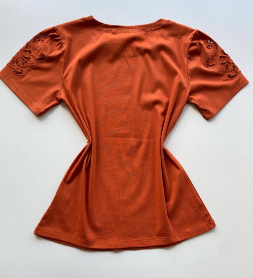 T-shirt Feminina Thais Manga Curta com Detalhes TerraCota - Fernanda Ramos Store