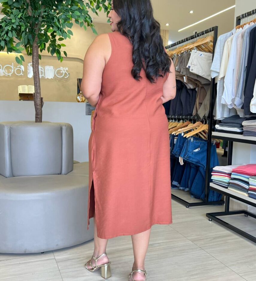 Vestido Midi Plus sem Bojo Alça Grossa e Fendas Laterais Caramelo - Fernanda Ramos Store