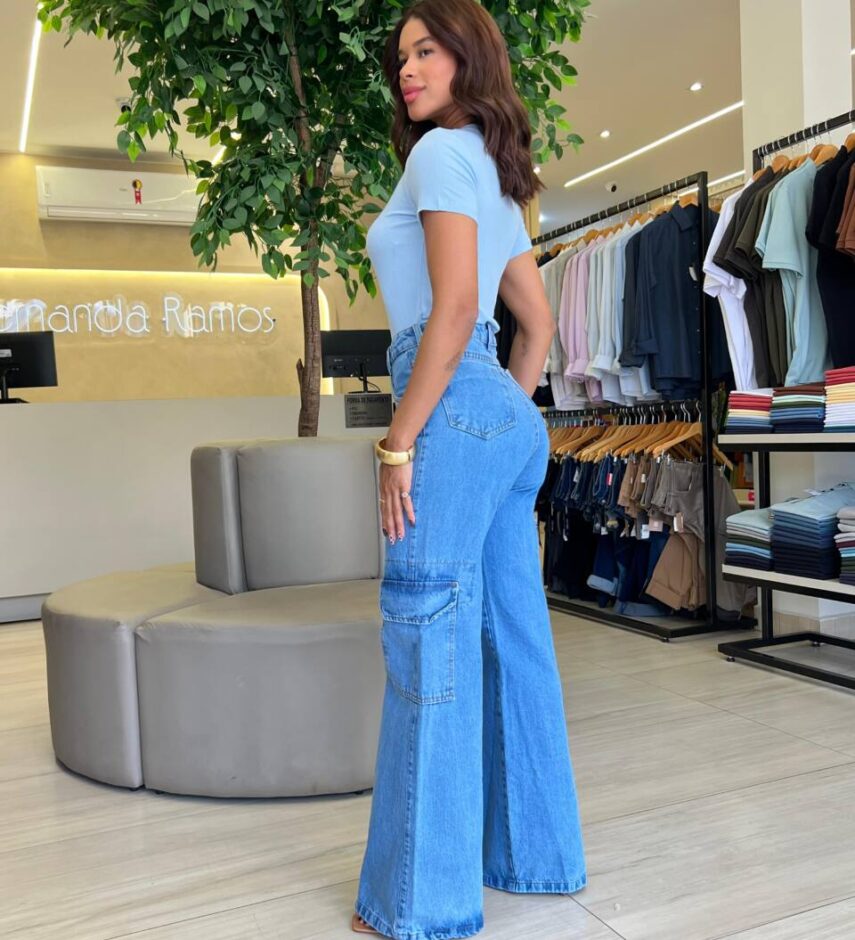 Blusa Feminina Gilbert Manga Curta com Aplicações Flor Azul - Fernanda Ramos Store