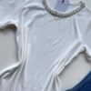 Blusa Feminina Gilbert Manga Curta com Aplicações Flor Branca - Fernanda Ramos Store