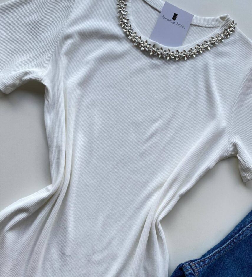 Blusa Feminina Gilbert Manga Curta com Aplicações Flor Branca - Fernanda Ramos Store