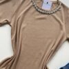 Blusa Feminina Gilbert Manga Curta com Aplicações Flor Caqui - Fernanda Ramos Store