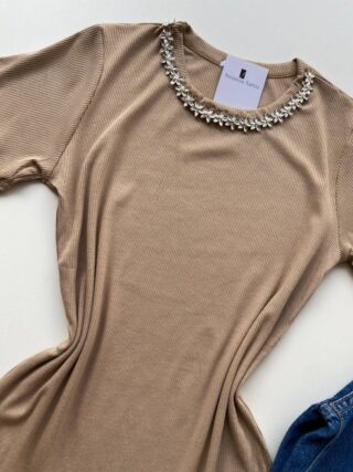 Blusa Feminina Gilbert Manga Curta com Aplicações Flor Caqui - Fernanda Ramos Store