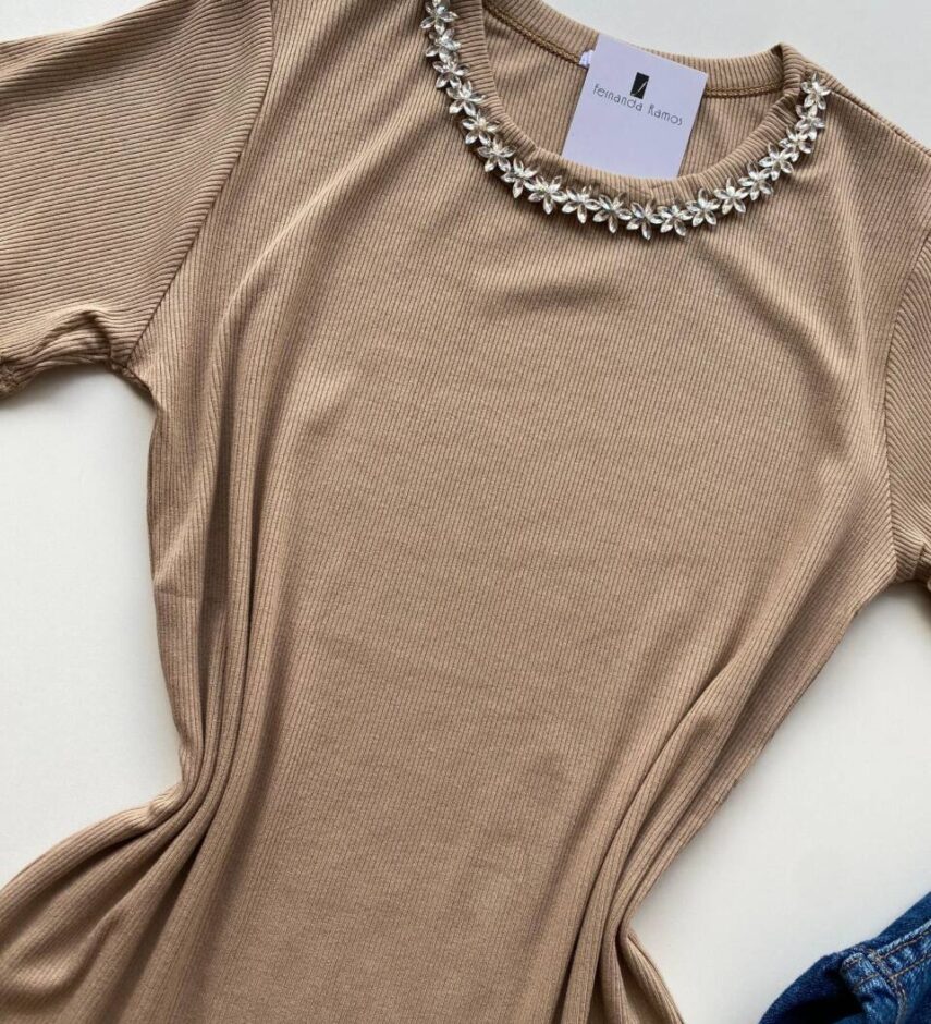 Blusa Feminina Gilbert Manga Curta com Aplicações Flor Caqui - Fernanda Ramos Store