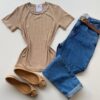 Blusa Feminina Gilbert Manga Curta com Aplicações Flor Caqui - Fernanda Ramos Store
