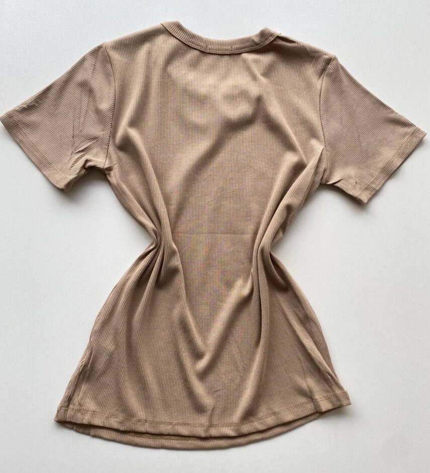 Blusa Feminina Gilbert Manga Curta com Aplicações Flor Caqui - Fernanda Ramos Store