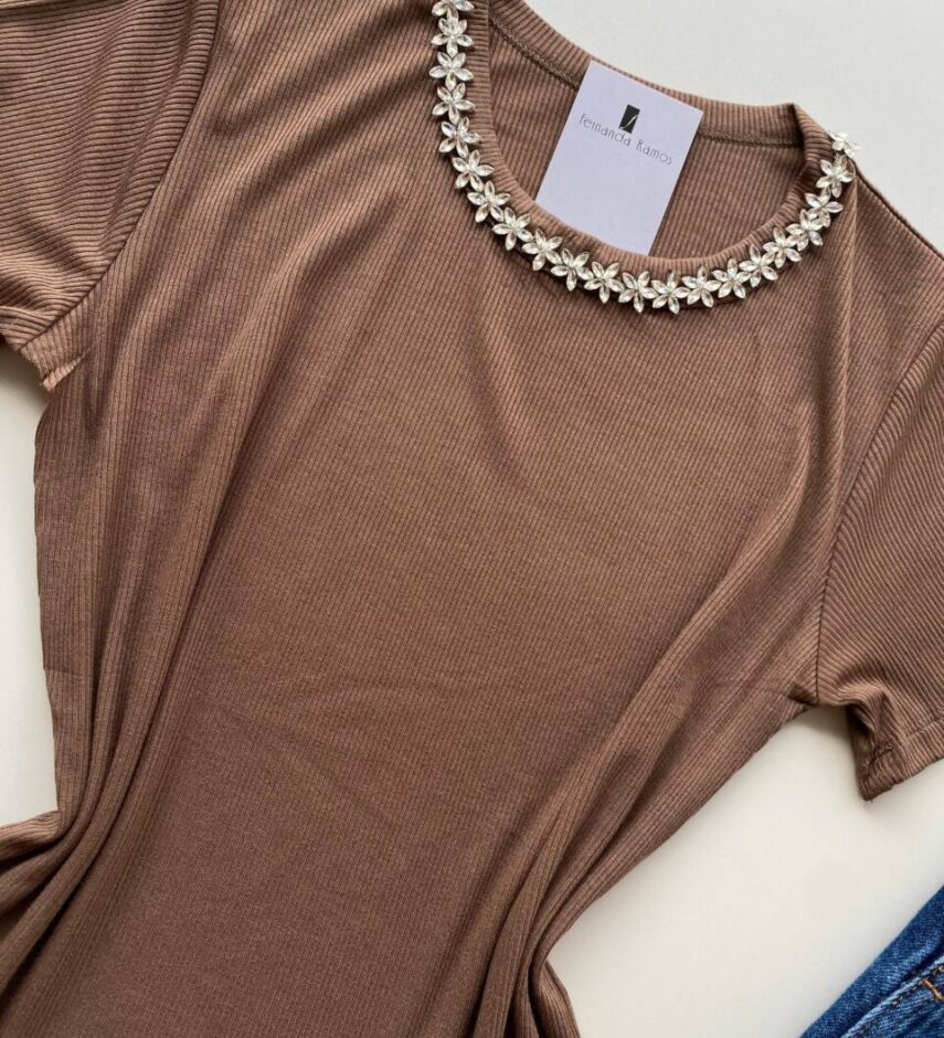 Blusa Feminina Gilbert Manga Curta com Aplicações Flor Chocolate - Fernanda Ramos Store