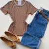 Blusa Feminina Gilbert Manga Curta com Aplicações Flor Chocolate - Fernanda Ramos Store