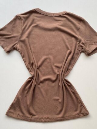 Blusa Feminina Gilbert Manga Curta com Aplicações Flor Chocolate - Fernanda Ramos Store