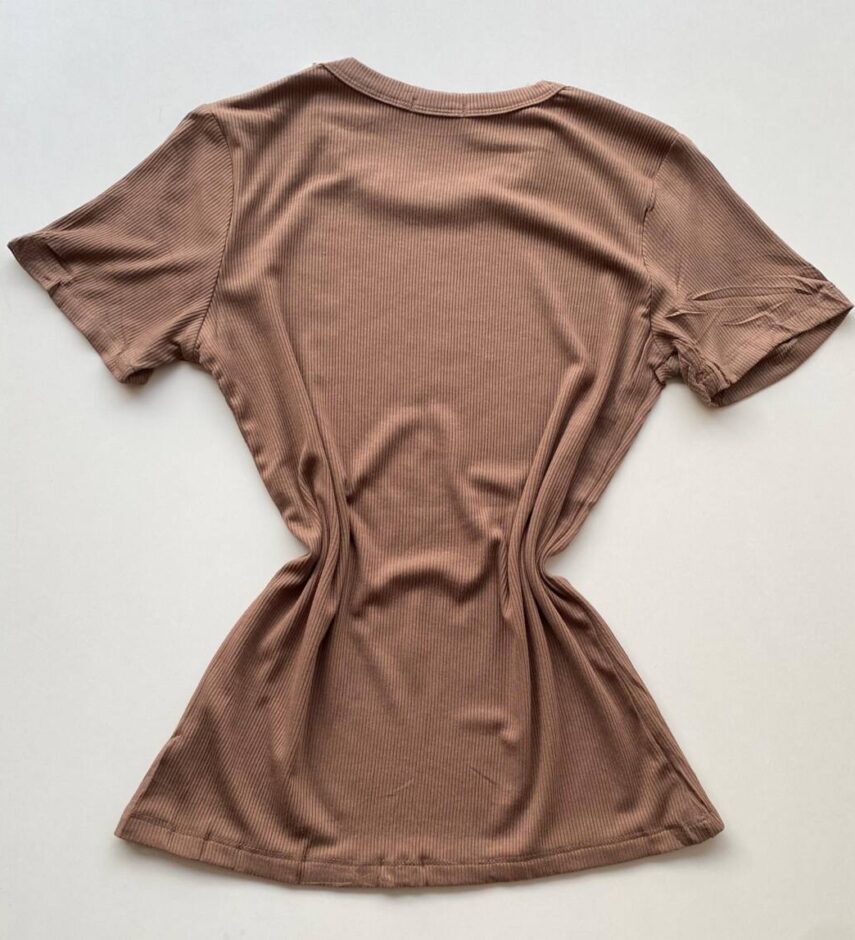 Blusa Feminina Gilbert Manga Curta com Aplicações Flor Chocolate - Fernanda Ramos Store