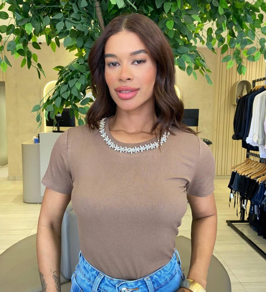 Blusa Feminina Gilbert Manga Curta com Aplicações Flor Chocolate - Fernanda Ramos Store