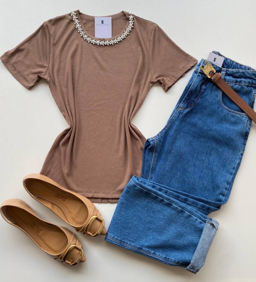 Blusa Feminina Gilbert Manga Curta com Aplicações Flor Chocolate - Fernanda Ramos Store