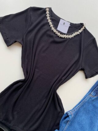 Blusa Feminina Gilbert Manga Curta com Aplicações Flor Preta - Fernanda Ramos Store