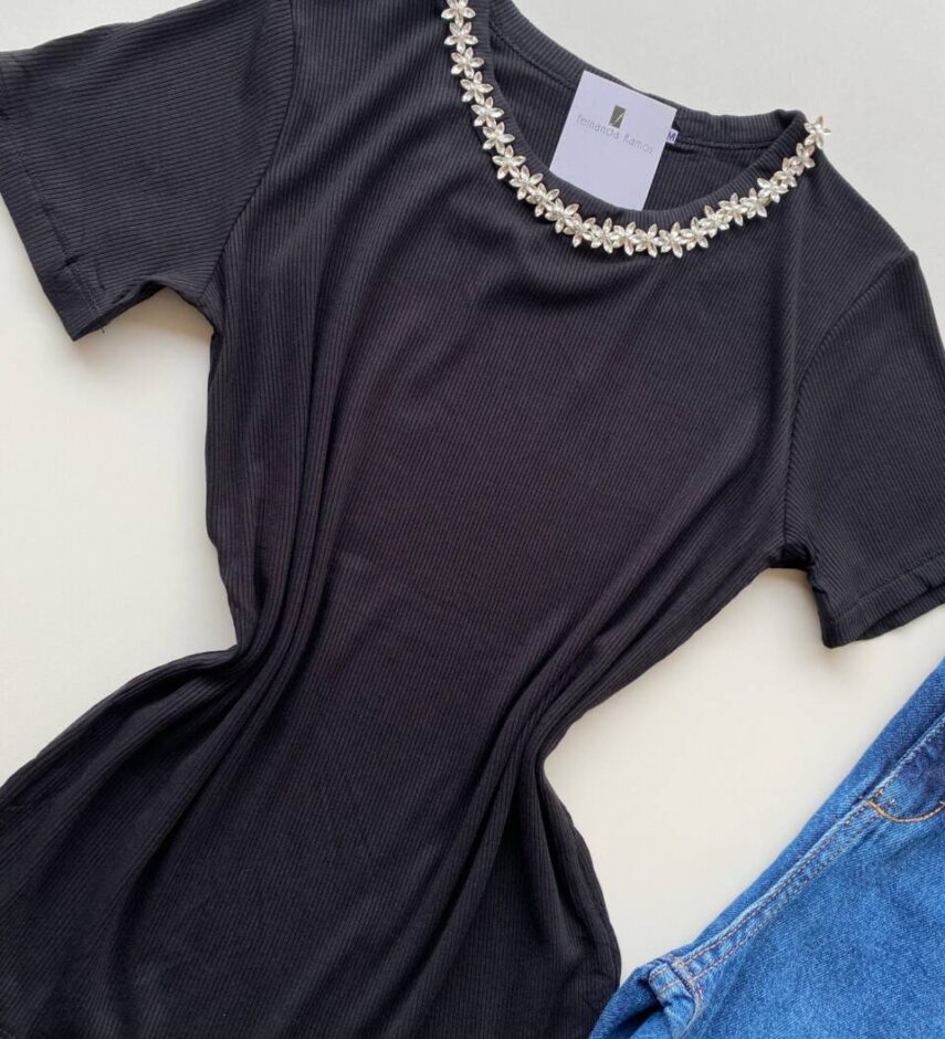 Blusa Feminina Gilbert Manga Curta com Aplicações Flor Preta - Fernanda Ramos Store