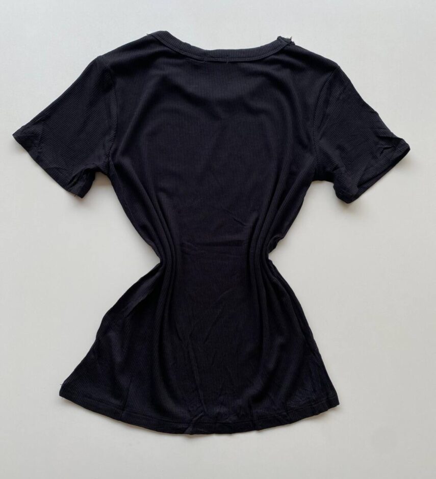 Blusa Feminina Gilbert Manga Curta com Aplicações Flor Preta - Fernanda Ramos Store