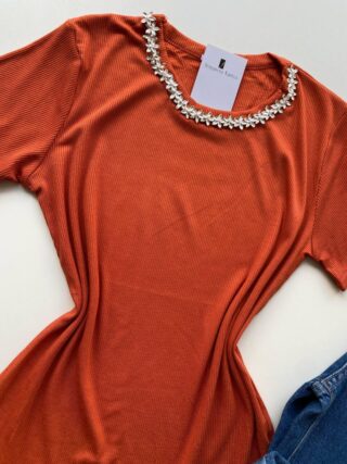 Blusa Feminina Gilbert Manga Curta com Aplicações Flor Terra - Fernanda Ramos Store