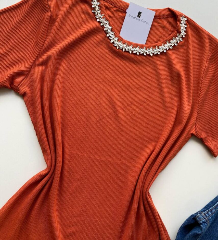 Blusa Feminina Gilbert Manga Curta com Aplicações Flor Terra - Fernanda Ramos Store