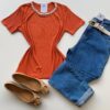 Blusa Feminina Gilbert Manga Curta com Aplicações Flor Terra - Fernanda Ramos Store