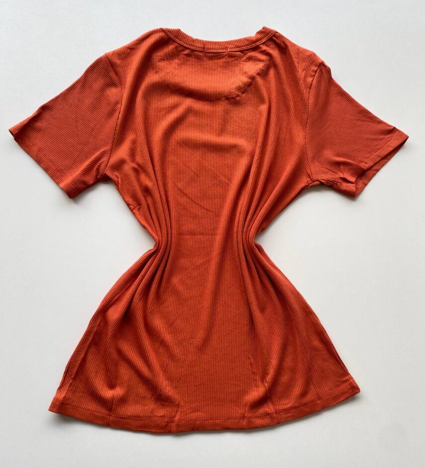 Blusa Feminina Gilbert Manga Curta com Aplicações Flor Terra - Fernanda Ramos Store