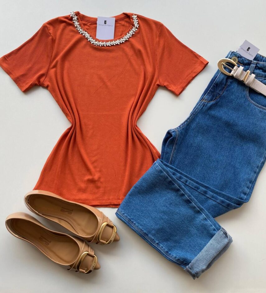 Blusa Feminina Gilbert Manga Curta com Aplicações Flor Terra - Fernanda Ramos Store