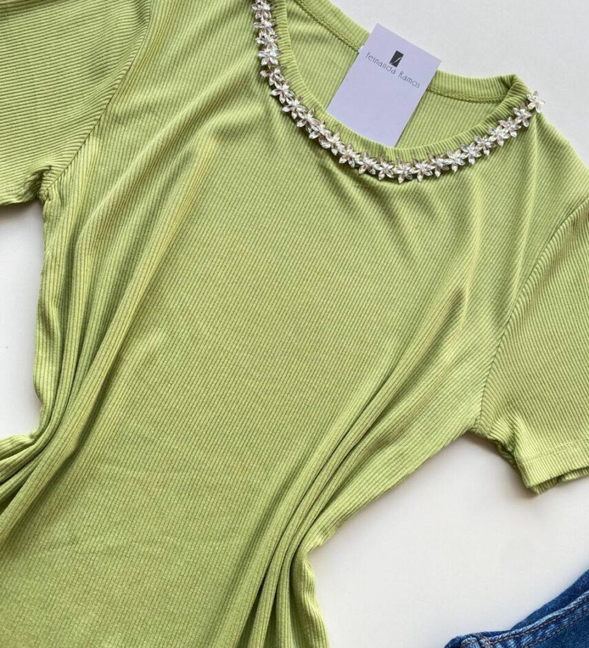 Blusa Feminina Gilbert Manga Curta com Aplicações Flor Verde - Fernanda Ramos Store
