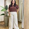 Blusa Feminina Manga Curta Isabella com Detalhes Marrom - Fernanda Ramos Store