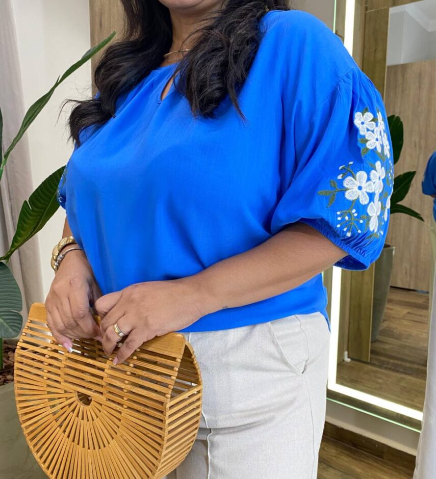 Blusa Feminina Plus Manga 3/4 Bordada Azul Bic - Fernanda Ramos Store