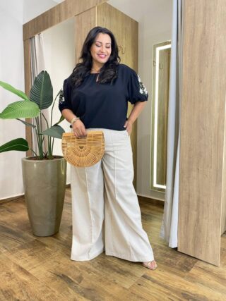 Blusa Feminina Plus Manga 3/4 Bordada Preta - Fernanda Ramos Store