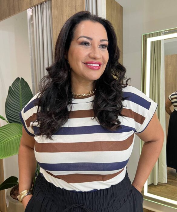 Blusa Feminina Tee Muscle Plus Estampada com Listras Marrom - Fernanda Ramos Store