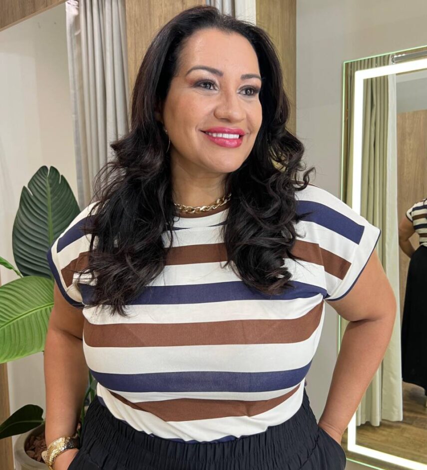 Blusa Feminina Tee Muscle Plus Estampada com Listras Marrom - Fernanda Ramos Store