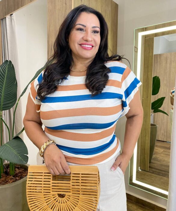 Blusa Feminina Tee Muscle Plus Estampada com Listras Off White - Fernanda Ramos Store