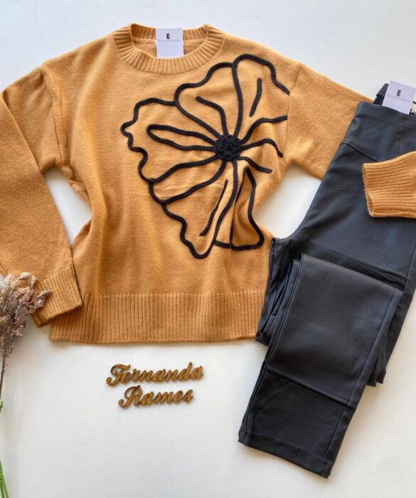 Blusa Manga Longa Feminina Anne Tricot Modal Detalhe Flor Caramelo - Fernanda Ramos Store