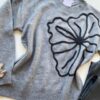 Blusa Manga Longa Feminina Anne Tricot Modal Detalhe Flor Cinza - Fernanda Ramos Store
