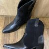 Bota Western Suellen Couro com Camurça de Bico Fino Preta - Fernanda Ramos Store