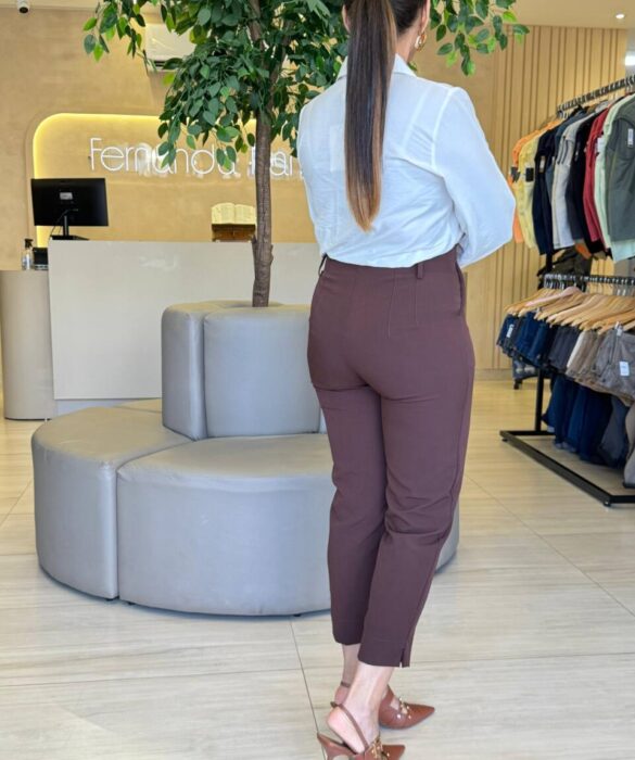 Calça Feminina Alfaiataria Madalena com Bolsos Marrom - Fernanda Ramos Store