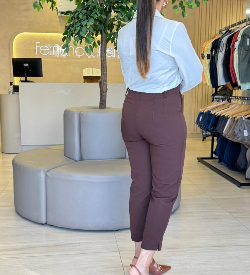 Calça Feminina Alfaiataria Madalena com Bolsos Marrom - Fernanda Ramos Store