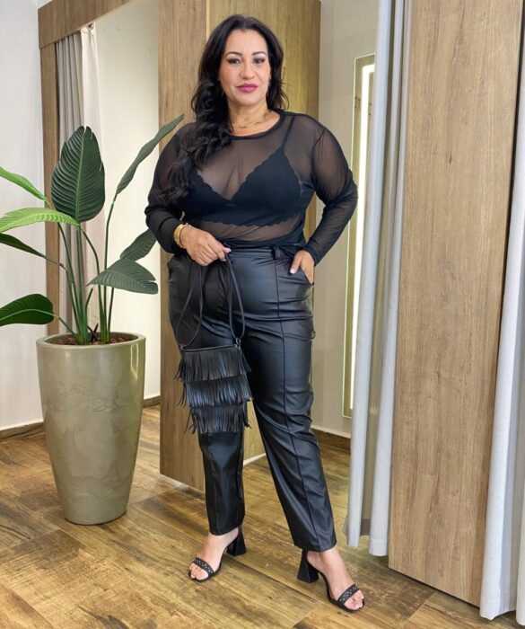 Calça Feminina Plus Couro Eco Detalhe Frizo Preta - Fernanda Ramos Store