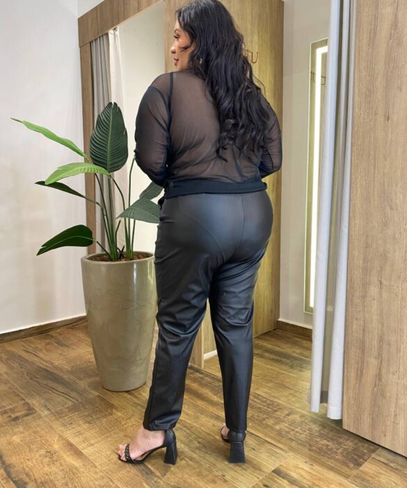 Calça Feminina Plus Couro Eco Detalhe Frizo Preta - Fernanda Ramos Store