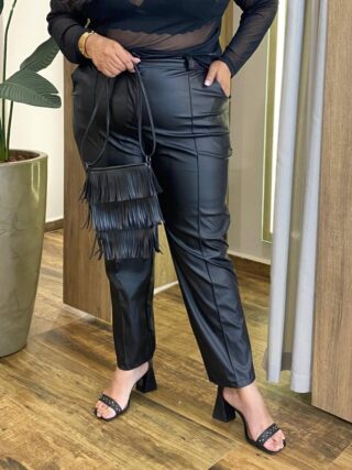 Calça Feminina Plus Couro Eco Detalhe Frizo Preta - Fernanda Ramos Store