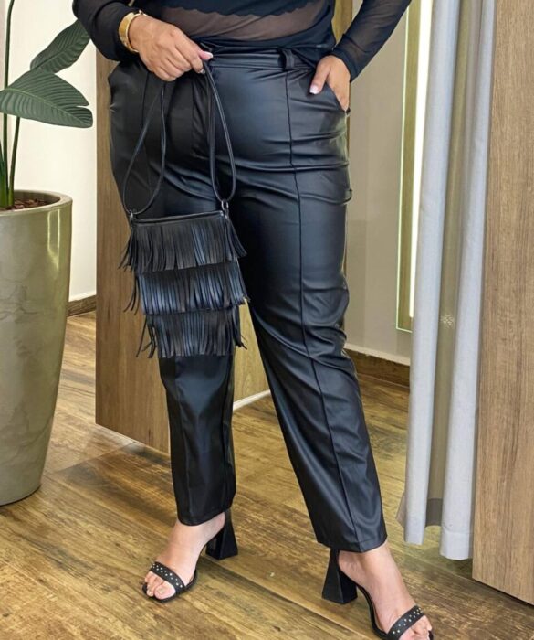 Calça Feminina Plus Couro Eco Detalhe Frizo Preta - Fernanda Ramos Store
